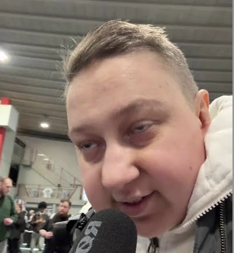 Timgioh: Der unglaubliche Aufstieg des Twitch-Streamers 2026 7 Timgioh spricht auf einem Event in ein Mikrofon